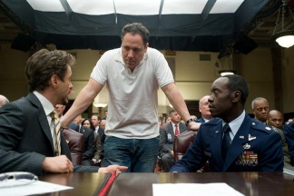 Jon Favreau (centro) durante el rodaje de "Iron Man 2". El actor y director ha dicho que no volverá para una tercera "Iron Man"